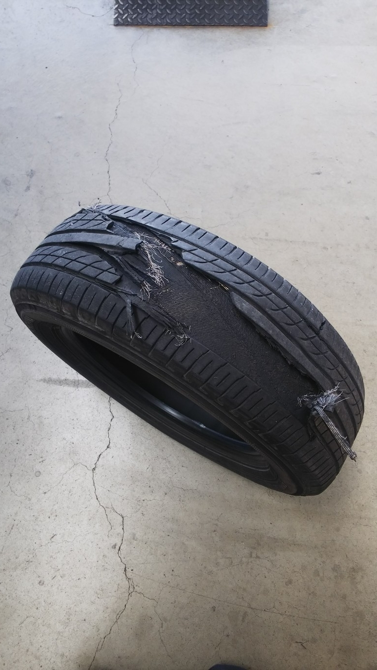 バーストタイヤ剥離